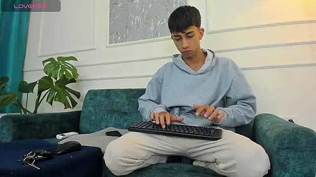 Snapshot of Lucian_Davi chatting on 27, 1, 2025 Lucian Davi online show from 27, 1, 2025