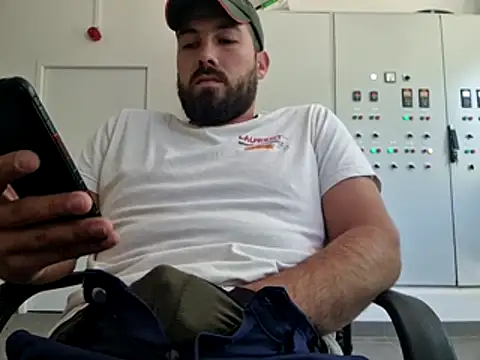 Snapshot of Leonormaldick chatting on 10, 4, 2026 Leonormaldick online show from 10, 4, 2026