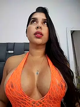 Snapshot of NiaSoler chatting on 6, 11, 2025 NiaSoler online show from 6, 11, 2025