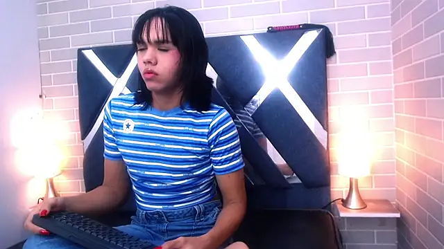 Snapshot of AndreaGil_ chatting on 18, 2, 2025 AndreaGil  online show from 18, 2, 2025