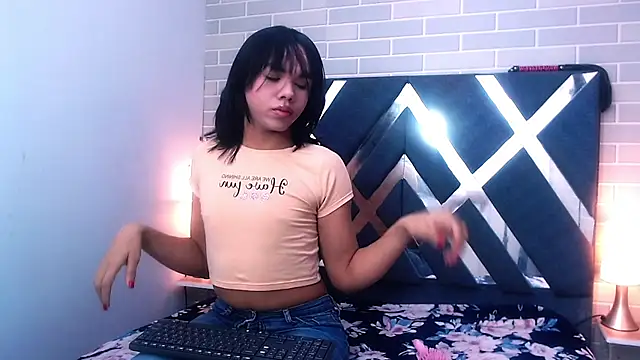 Snapshot of AndreaGil_ chatting on 24, 2, 2025 AndreaGil  online show from 24, 2, 2025