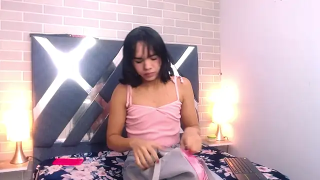 Snapshot of AndreaGil_ chatting on 25, 2, 2025 AndreaGil  online show from 25, 2, 2025