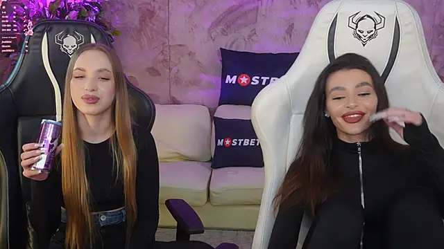 Snapshot of Gabriella054 chatting on 4, 1, 2025 Gabriella054 online show from 4, 1, 2025