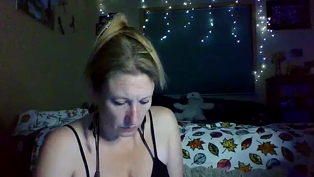 Snapshot of lilyhornyhousewife chatting on 28, 9, 2025 lilyhornyhousewife online show from 28, 9, 2025