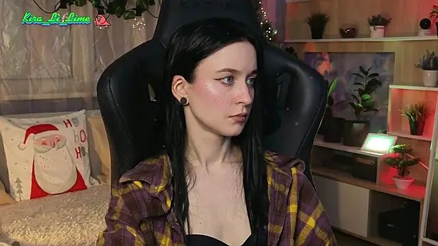 Snapshot of KiraLiLime chatting on 8, 1, 2025 KiraLiLime online show from 8, 1, 2025