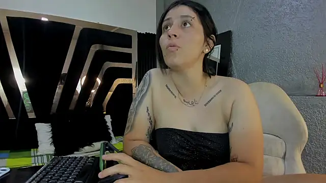 Snapshot of VioletANDScarlett chatting on 13, 1, 2025 VioletANDScarlett online show from 13, 1, 2025
