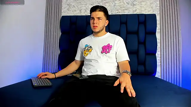 Snapshot of danielclarton1 chatting on 11, 12, 2024 danielclarton1 online show from 11, 12, 2024