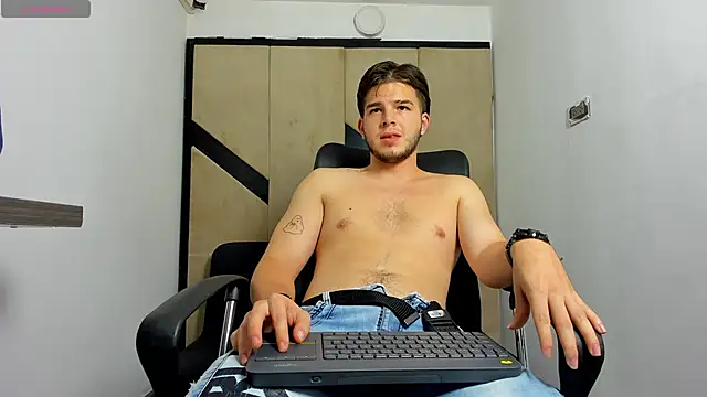 Snapshot of danielclarton1 chatting on 3, 2, 2025 danielclarton1 online show from 3, 2, 2025