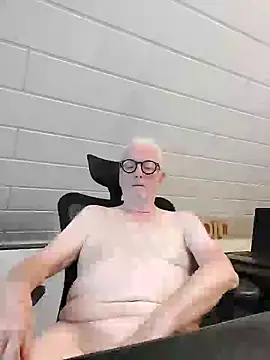 Snapshot of Greyhound70 chatting on 25, 9, 2025 Greyhound70 online show from 25, 9, 2025