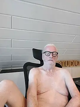 Snapshot of Greyhound70 chatting on 12, 11, 2025 Greyhound70 online show from 12, 11, 2025