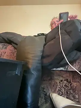 Snapshot of kikiwonderbar chatting on 4, 11, 2025 kikiwonderbar online show from 4, 11, 2025