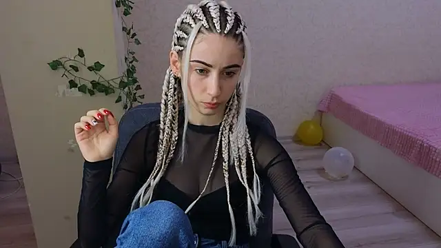 LittleFreya9 online show from 4, 2, 2025