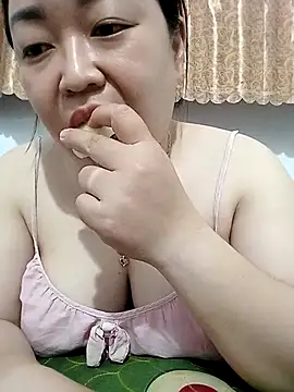 Snapshot of VyOanh2K chatting on 24, 10, 2025 VyOanh2K online show from 24, 10, 2025