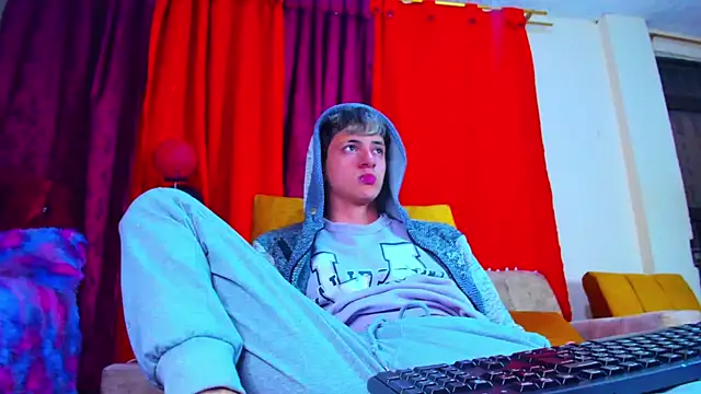 Snapshot of GabyThoms chatting on 3, 2, 2025 GabyThoms online show from 3, 2, 2025