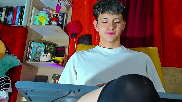 Snapshot of GabyThoms chatting on 5, 3, 2025 GabyThoms online show from 5, 3, 2025