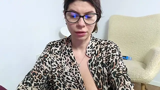 Jullyenn3 online show from 19, 2, 2025