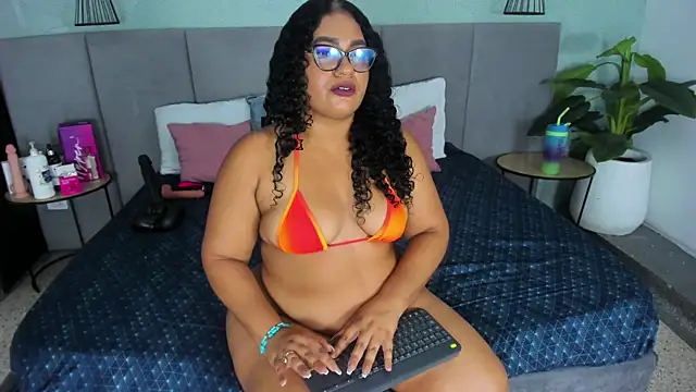 Snapshot of Annie-Wolf chatting on 8, 11, 2025 Annie-Wolf online show from 8, 11, 2025