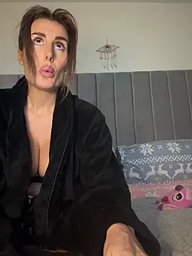 UKSYDNEYFOX online show from 5, 3, 2025