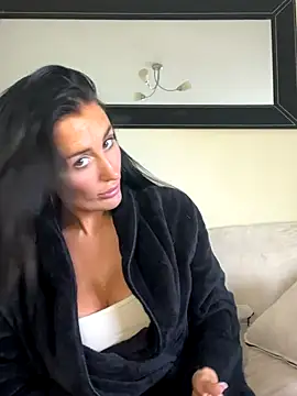 UKSYDNEYFOX online show from 17, 9, 2025