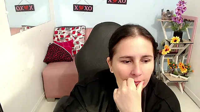 Snapshot of victoria_jones chatting on 21, 10, 2025 victoria jones online show from 21, 10, 2025