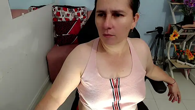 Snapshot of victoria_jones chatting on 10, 11, 2025 victoria jones online show from 10, 11, 2025