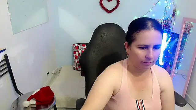 Snapshot of victoria_jones chatting on 17, 12, 2025 victoria jones online show from 17, 12, 2025