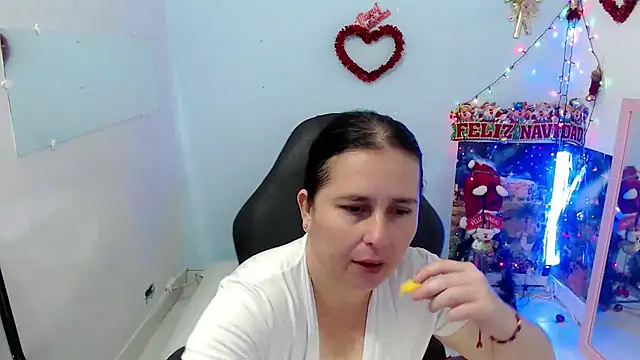 Snapshot of victoria_jones chatting on 22, 12, 2025 victoria jones online show from 22, 12, 2025