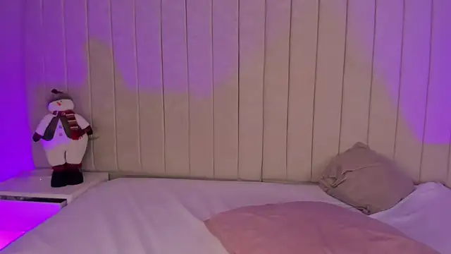 Littleolivia  online show from 27, 12, 2024