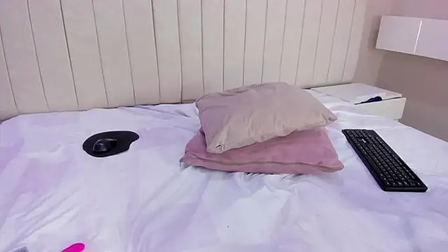 Littleolivia  online show from 20, 1, 2025