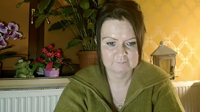 Snapshot of DoreenLips chatting on 5, 1, 2025 DoreenLips online show from 5, 1, 2025