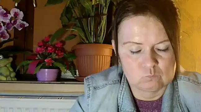 Snapshot of DoreenLips chatting on 5, 2, 2025 DoreenLips online show from 5, 2, 2025