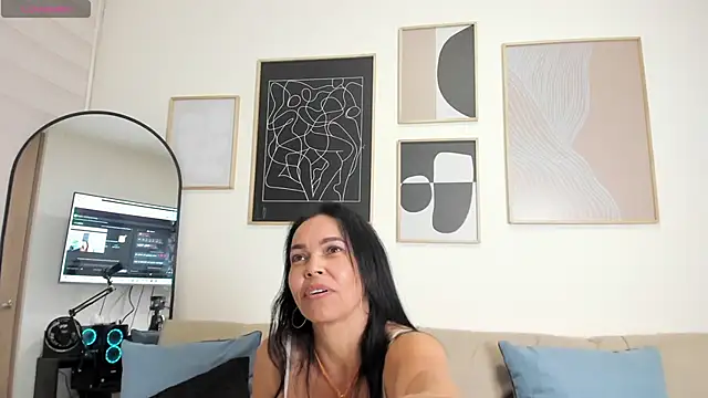 Evawalker  online show from 18, 1, 2025