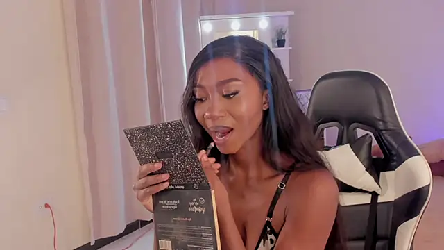 SavannahWildee online show from 10, 3, 2025