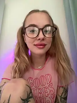 Snapshot of enjoy_my_beauty chatting on 8, 3, 2026 enjoy my beauty online show from 8, 3, 2026