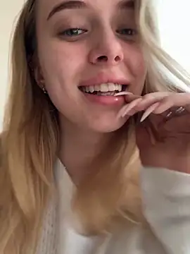 Snapshot of enjoy_my_beauty chatting on 4, 4, 2026 enjoy my beauty online show from 4, 4, 2026