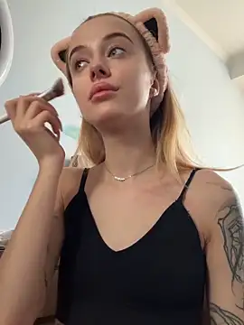 Snapshot of enjoy_my_beauty chatting on 8, 4, 2026 enjoy my beauty online show from 8, 4, 2026