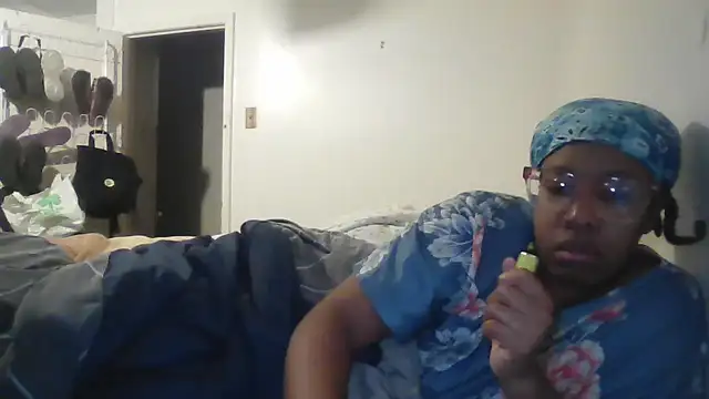 Snapshot of madamsensuale chatting on 17, 12, 2024 madamsensuale online show from 17, 12, 2024