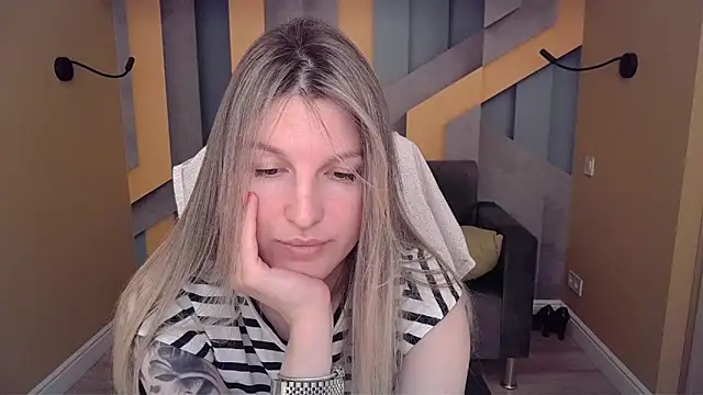 EmilyWalkeri online show from 14, 6, 2026