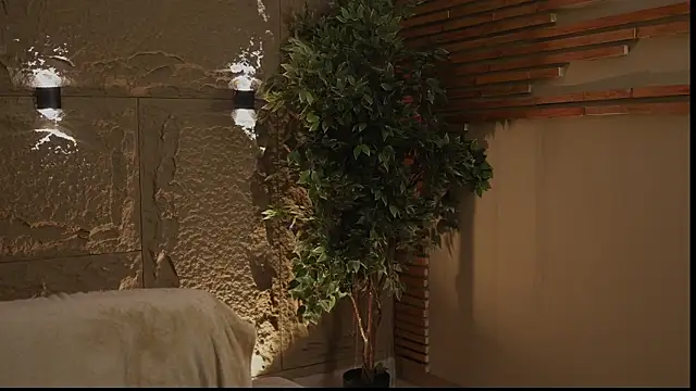 Logan Varela online show from 28, 9, 2025