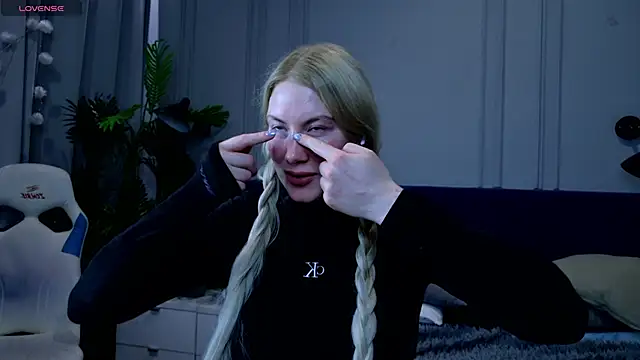 Snapshot of Liv_Fay chatting on 24, 1, 2025 Liv Fay online show from 24, 1, 2025