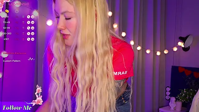 Snapshot of Liv_Fay chatting on 4, 2, 2025 Liv Fay online show from 4, 2, 2025