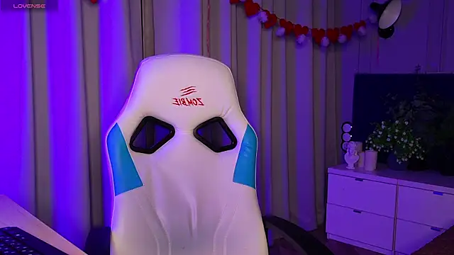 Snapshot of Liv_Fay chatting on 5, 2, 2025 Liv Fay online show from 5, 2, 2025