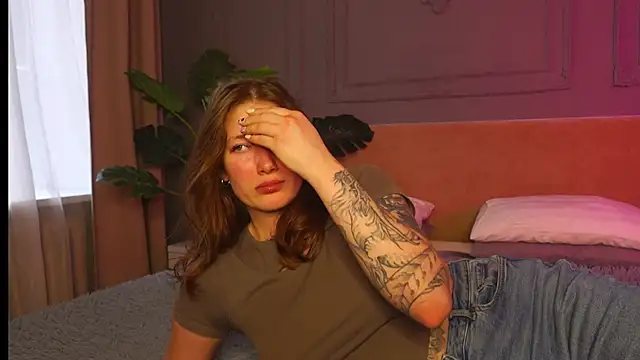 Snapshot of Liv_Fay chatting on 18, 9, 2025 Liv Fay online show from 18, 9, 2025