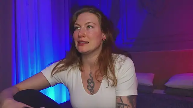 Snapshot of Liv_Fay chatting on 8, 10, 2025 Liv Fay online show from 8, 10, 2025