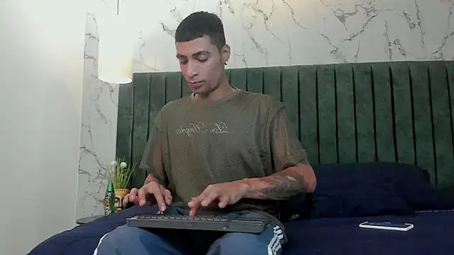 Snapshot of DrakeNeumann chatting on 4, 2, 2025 DrakeNeumann online show from 4, 2, 2025