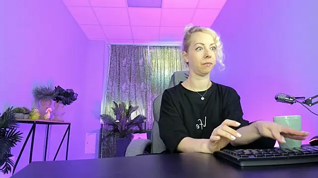 Snapshot of LylithSkye chatting on 10, 9, 2025 LylithSkye online show from 10, 9, 2025