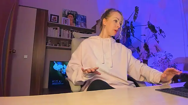 Snapshot of LylithSkye chatting on 17, 4, 2026 LylithSkye online show from 17, 4, 2026