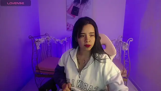 Mia Lopez  online show from 28, 1, 2025