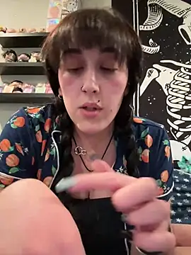 Snapshot of ThicBunz chatting on 17, 12, 2025 ThicBunz online show from 17, 12, 2025