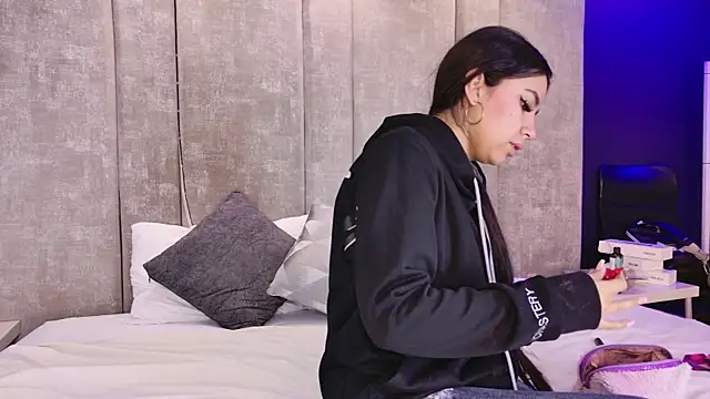 Larabrooks online show from 14, 12, 2025